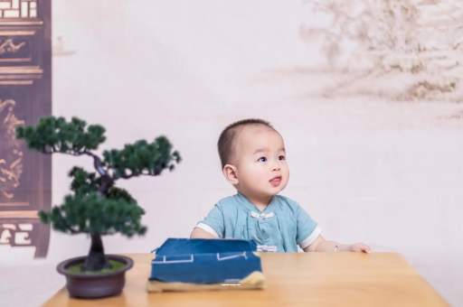 东海怀孕肚子中间凹两边凸